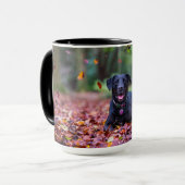 Mug Le Labrador Noir Dans Les Feuilles D'Automne (Devant gauche)