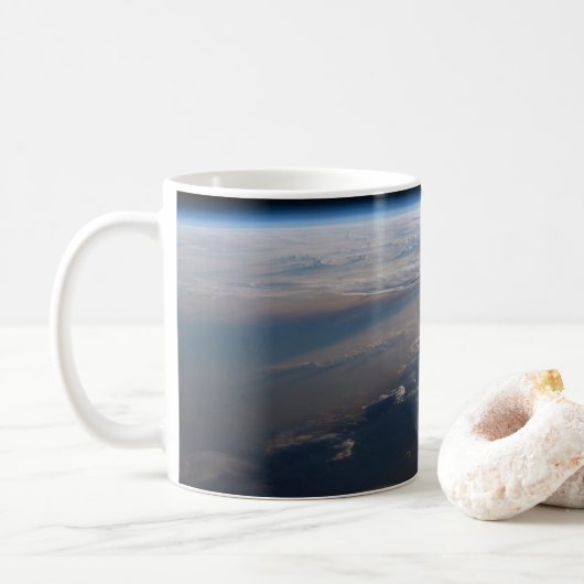 Mug Le lever Du Soleil Coule De Longues Ombres Sur La  (Avec donut)