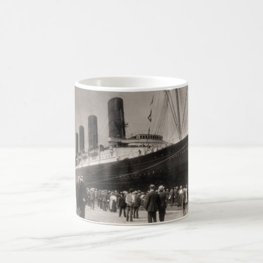 Mug Le Lusitania arrive New York City 1907 (Centre)