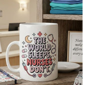 Mug Le monde dort, l'infirmière ne rit pas, le cadeau