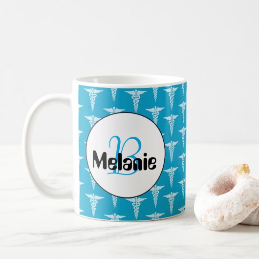 Mug Le monogramme blanc bleu de motif d'infirmière (Avec donut)
