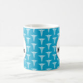 Mug Le monogramme blanc bleu de motif d'infirmière (Centre)