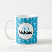 Mug Le monogramme blanc bleu de motif d'infirmière (Gauche)