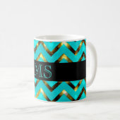 Mug Le monogramme bleu d'or de Chevron personnalisent (Devant droit)