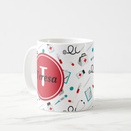 Mug Le monogramme mignon d'infirmière ajoutent la (Devant gauche)