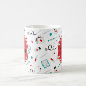 Mug Le monogramme mignon d'infirmière ajoutent la (Centre)