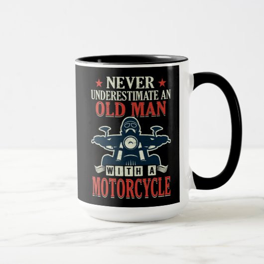 Mug Le motard de moto ne sous-estiment jamais un vieil (Droite)