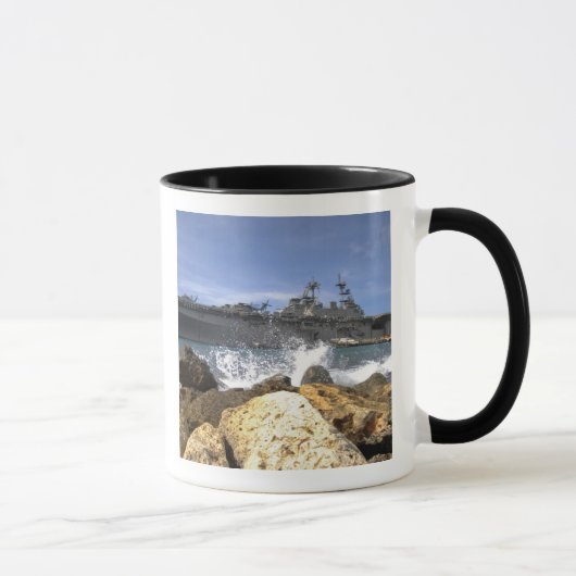 Mug Le navire d'assaut amphibie USS Kearsarge (Droite)