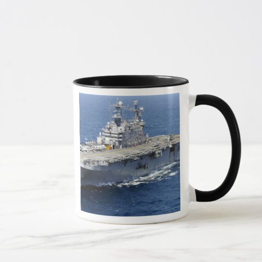 Mug Le navire d'assaut amphibie USS Peleliu (Droite)