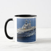 Mug Le navire d'assaut amphibie USS Peleliu (Gauche)