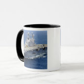 Mug Le navire d'assaut amphibie USS Peleliu (Devant gauche)