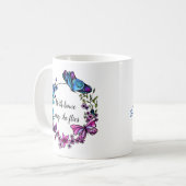 Mug Le papillon et les fleurs tressent le nom de (Devant gauche)