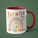 Mug Le Plus Merveilleux Moment De L'Année Noël<br><div class="desc">La Mug Festive de Noël la plus Merveilleuse de l'année Retro présente le texte "Le Temps le plus Merveilleux de l'année" dans la typographie script moderne accentuée avec arc en ciel, arbre de Noël, saint, chapeau de Père Noël et flocons de neige. Parfait pour les cadeaux de Noël, fêtes de...</div>