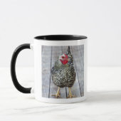 Mug Le poulet sur la plate-forme en bois, argentent (Gauche)