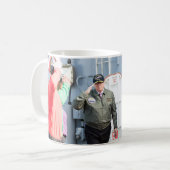 Mug Le Président Donald Trump rend hommage aux marins (Devant gauche)
