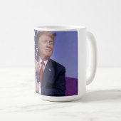 Mug Le président Trump brandit le drapeau américain (Devant droit)