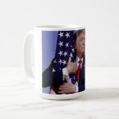 Mug Le président Trump brandit le drapeau américain (Devant gauche)