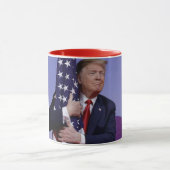 Mug Le Président Trump étreignant le drapeau (Centre)