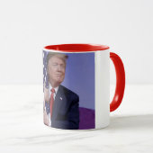 Mug Le Président Trump étreignant le drapeau (Devant droit)