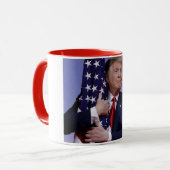 Mug Le Président Trump étreignant le drapeau (Devant gauche)