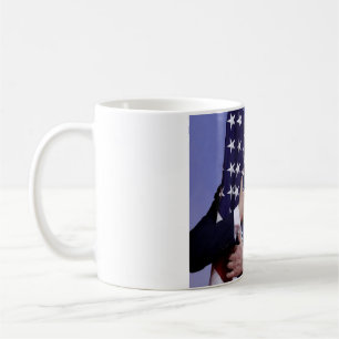 Mug Le président Trump étreint le drapeau américain