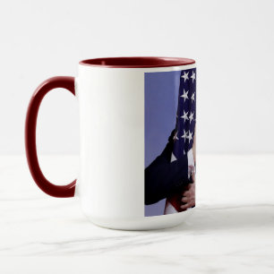 Mug Le Président Trump Hugs le drapeau américain