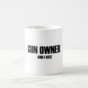 Mug Le propriétaire et moi d'arme à feu votent