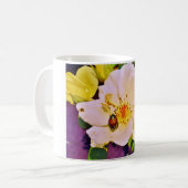 Mug Le scarabée japonais sur la rose blanche (Devant gauche)