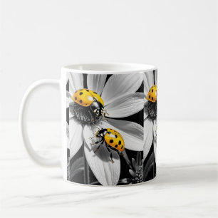 Mug Le scarabée jaune sur la fleur blanche noire