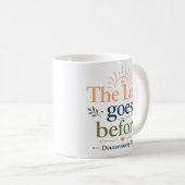 Mug Le Seigneur Marche Avant Écriture Sainte Basée sur (Devant droit)