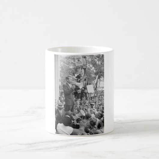 Mug Le sénateur Robert Kennedy en campagne pour le pré (Centre)