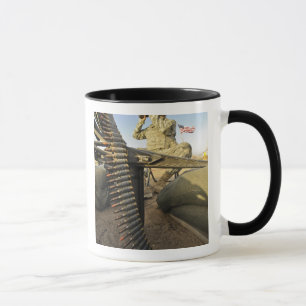Mug le soldat surveille pour l'activité ennemie