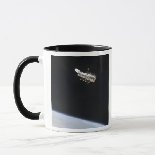 Mug Le télescope spatial Hubble en orbite au-dessus de (Gauche)
