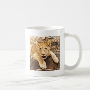 Mug Le tigre CUB prend le reniflard sur une roche