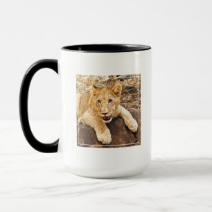 Mug Le tigre CUB prend le reniflard sur une roche