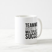 Mug Le travail d'équipe divise le multiple de tâche le (Devant droit)