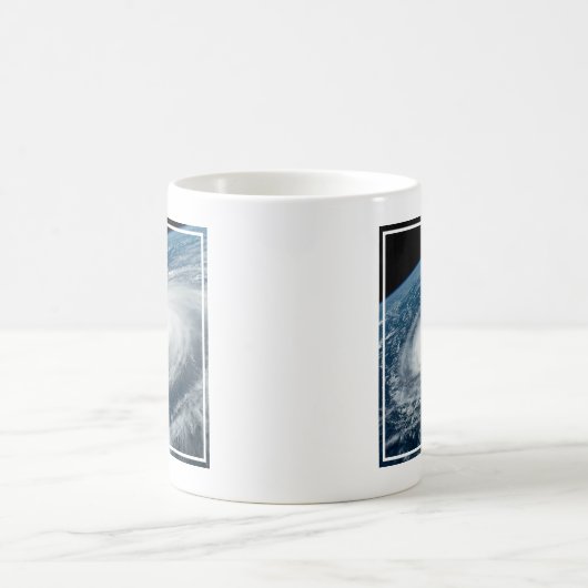 Mug Le typhon Hinnamnor. (Centre)