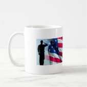 Mug Le vétéran salue le drapeau patriotique (Gauche)