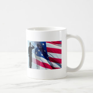 Mug Le vétéran salue le drapeau patriotique