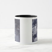 Mug Le volcan Bezymianny expose un modeste panache (Centre)