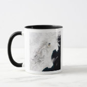 Mug Le volcan Shiveluch dans le kraï de Kamchatka, Rus (Gauche)