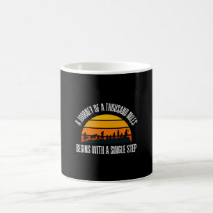Mug Le Voyage de Mille Miles Commence par un Chant