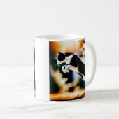 Mug Leaping Black and White Cat (Devant droit)