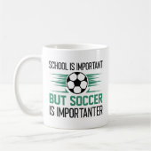 Mug L'École Est Importante, Mais Le Football Est Impor (Gauche)