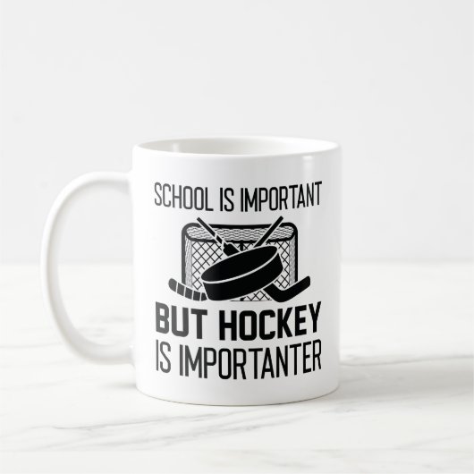 Mug L'École Est Importante, Mais Le Hockey Est Importa (Gauche)