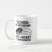 Mug L'École Est Importante, Mais Le Hockey Est Importa (Gauche)