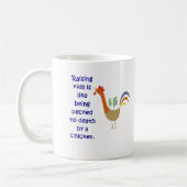 Mug L'éducation des enfants est comme être picoté à la (Gauche)