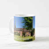 Mug L'église Staffordshire de Wombourne sur une (Devant gauche)