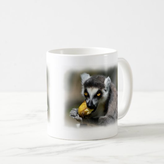 Mug Lémurien à queue cerclée mangeant une banane (Devant droit)