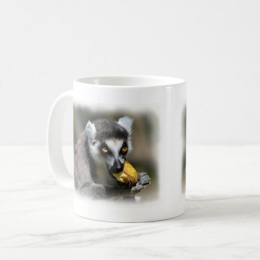 Mug Lémurien à queue cerclée mangeant une banane (Devant gauche)
